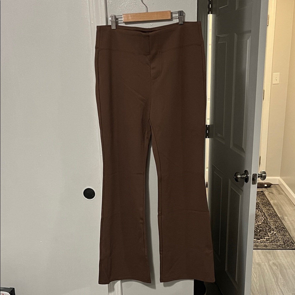 HALARA Women's Trousers in Brown